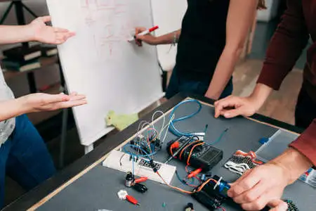 Estudiantes en feria de ciencias con maqueta robot Perú